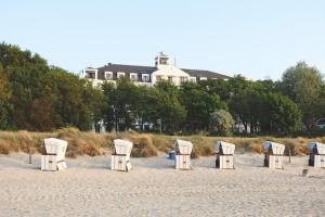 eine Gruppe von Stühlen am Strand in der Unterkunft Upstalsboom Kühlungsborn in Kühlungsborn