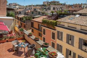 een balkon met een tafel en stoelen en gebouwen bij Hotel Homs in Rome