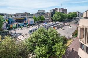 eine Stadt mit Bussen auf einem Parkplatz in der Unterkunft B&B HOTEL Rouen Centre Rive Gauche in Rouen