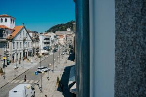 una vista da una finestra di una strada della città di Casa Guerreiro - Regina Hotel Group a Viana do Castelo