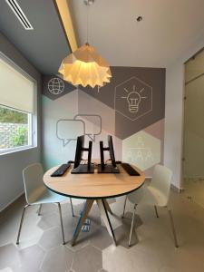 a dining room with a table and chairs at One Tapachula in Tapachula