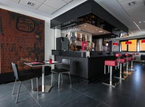 La sala de estar o bar de Hotel Loob Madrid