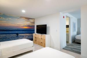 A bed or beds in a room at Hotel Bethany Beach