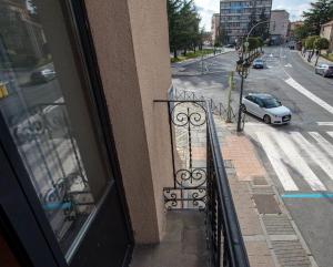 uma varanda de um edifício com um carro na rua em Ele Mirador de Santa Ana em Ávila