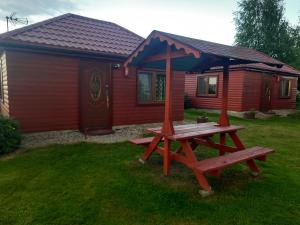 un tavolo da picnic di fronte a una cabina di Agroturystyka nad Biebrza Sośniaki a Goniadz