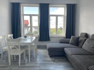 Un lugar para sentarse en Moderne 4 Zimmer Apartment mit Bergblick Stadtzentrum Contactless Check-in