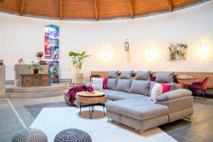 Un lugar para sentarse en dreamcation - Ehemalige Kirche & Souterrain Wohnung, 3D-Tour, Terrasse, BBQ, Kamin