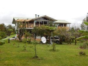 ein Haus auf einem Feld mit einem Van davor in der Unterkunft Fern Forest Getaway in Volcano