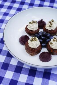 um prato de cupcakes de chocolate numa mesa em Hostellerie De Levernois em Levernois