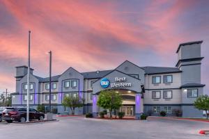 um hotel com uma placa do Best Western num parque de estacionamento em Best Western Palo Duro Canyon Inn & Suites em Canyon