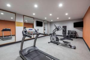 un gimnasio con cinta de correr y 2 bicicletas estáticas en Best Western Plus Amarillo East Hotel, en Amarillo