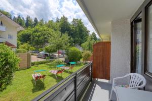 einen Balkon mit Stühlen und Blick auf den Hof in der Unterkunft Hotel Jakob in Füssen