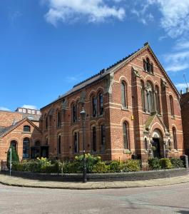 Gambar di galeri bagi Boutique Chapel Apartment within City Walls di Chester