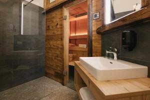 bagno con lavandino e doccia di SunApart by Apart4you a Haus im Ennstal