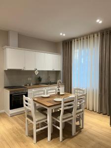 een keuken met een tafel en stoelen bij Costa Adriatica Apartments in Durrës