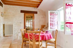 comedor con mesa roja y sillas en Isida, Maison spacieuse avec terrasse et stationnement, en Caen