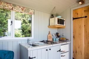 Una cocina o cocineta en Little Idyll shepherds hut