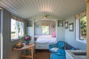 Una cama o camas en una habitación de Little Idyll shepherds hut