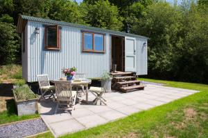 Un jardín fuera de Little Idyll shepherds hut