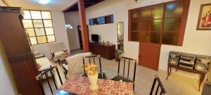 una habitación con una mesa con un jarrón encima en Casa de La Lila, en Salta