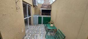 a patio with a green bench and a fireplace at Casa de La Lila in Salta