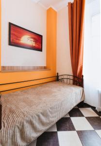 - une chambre avec un lit dans une pièce aux murs orange dans l'établissement Mini hotel Non-Stop, à Kiev