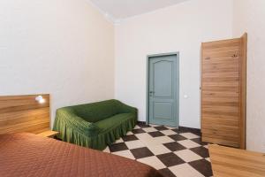 - une chambre avec un lit et un pouf vert dans l'établissement Mini hotel Non-Stop, à Kiev