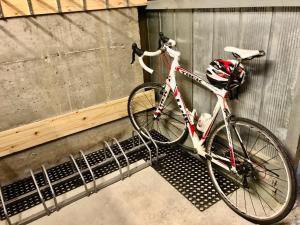 una bicicleta estacionada al lado de un edificio con casco en Zimmervermietung Ackersand, en Stalden