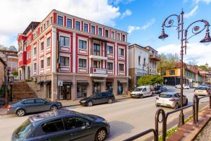 El barrio en el que está el hotel o un barrio cercano