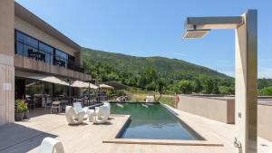 ein Resort mit einem Pool mit einem Berg im Hintergrund in der Unterkunft Aqua Village, Health Resort in Oliveira do Hospital