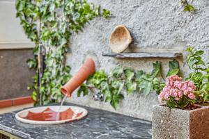 uma pessoa a colocar molho num prato sobre uma mesa em Casa Recanto da Horta - Casas com EnCanto em Reguengos de Monsaraz