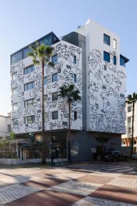 JM Suites Hotel Eco-Friendly Casablanca في الدار البيضاء: مبنى فيه كتابات على جانبه