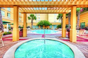 een hot tub op een binnenplaats met een pergola bij La Quinta Inn & Suites by Wyndham San Antonio Riverwalk in San Antonio