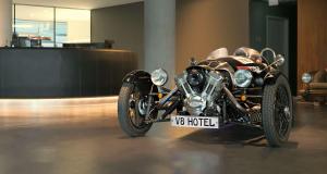 une moto noire garée dans une pièce dans l'établissement V8 HOTEL Motorworld Region Stuttgart, à Böblingen