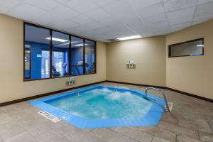 Piscina a Comfort Inn & Suites SW Houston Sugarland o a prop