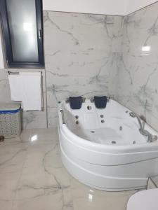 Un baño de ELEGANT ROOMS - ULTRACENTRAL - jacuzzi cu hidromasaj