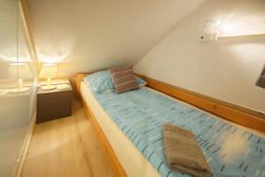 מיטה או מיטות בחדר ב-Bio Ferienwohnung am Wildsee in Seefeld