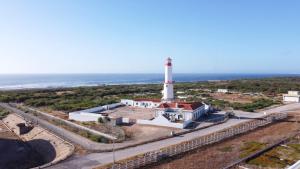 een luchtzicht op de vuurtoren bij Hotel Dom Vasco in Sines