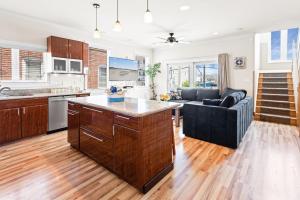 Kitchen o kitchenette sa ❤️ The Top End Townhomes with Stunning Views On One-Of-A-Kind Rooftop Deck! WOW!