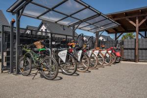 Une rangée de vélos garés à côté d'une clôture dans l'établissement Apartamenty Rodzinne Słoneczny Zakątek, à Jastrzębia Góra