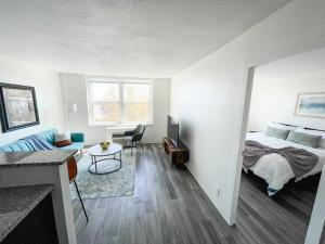 una camera con letto, scrivania e tavolo di Sleepover Downtown Cincinnati 1BD 1BA Apartments a Cincinnati