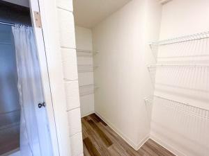 una cabina armadio con pareti bianche e una porta di Sleepover Downtown Cincinnati 1BD 1BA Apartments a Cincinnati