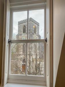 ein offenes Fenster mit Blick auf eine Kirche in der Unterkunft Quayside Quarters in Poole