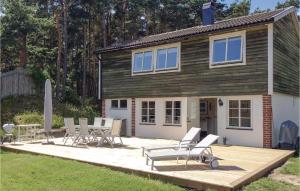 een huis met een terras met stoelen en een tafel bij Gorgeous Home In Borrby With Wifi in Borrby