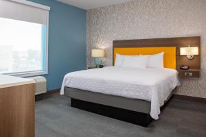 um quarto de hotel com uma cama grande e uma janela em Home2 Suites By Hilton Baton Rouge Citiplace em Baton Rouge