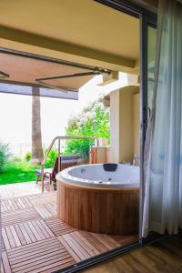 un jacuzzi en la terraza de una casa en Melas Resort Hotel, en Side