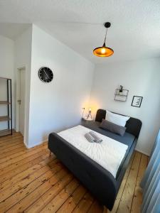 1 dormitorio con 1 cama en una habitación en O&W Ferienhaus mit Pool nähe Nürburgring, Adenau, en Adenau