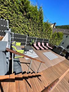 un grupo de sillas sentadas en una terraza de madera en O&W Ferienhaus mit Pool nähe Nürburgring, Adenau, en Adenau