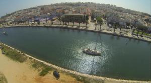 una barca in un bacino d'acqua vicino a una spiaggia di Inn Seventies a Lagos