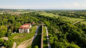 una vista aerea di una casa nel mezzo di una foresta di C Comfort Hotel & Wellness a Hisarya